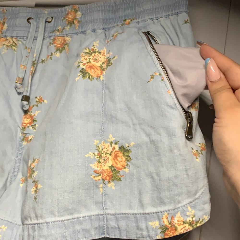 Forever 21 Floral Shorts - Picture 3 of 9